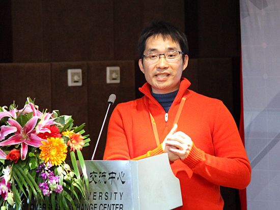 　　“第八届中国文化产业新年论坛”于2011年1月8日-9日在北京召开。上图为暨南国际大学国际企业学系助理教授兼管院个案中心主任骆世民。(图片来源：新浪财经 梁斌 摄)