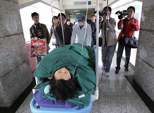 　　2008年11月29日 家乐福龙泉店发生人质劫持事件，3 名市民被歹徒刺伤，1 人被劫持。经多方谈判未果，为保护人质，警方开枪击毙歹徒