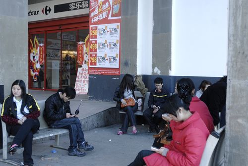 　　2011年1月8日 在家乐福白云店接到勒索电话后，挂出因电路故障暂停营业的牌子，店内工作人员在超市外等待