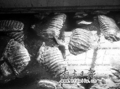 问题猪肉加工成腊肉之前要先浸泡一两天。杨大正摄 