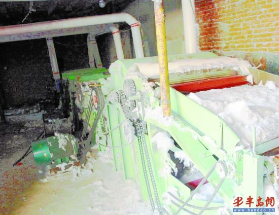 一个加工厂用从服装厂弄来的废旧布条生产劣质棉。