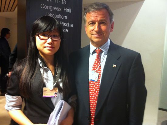 图为新浪财经编辑(左)与智利财长拉雷恩(右)