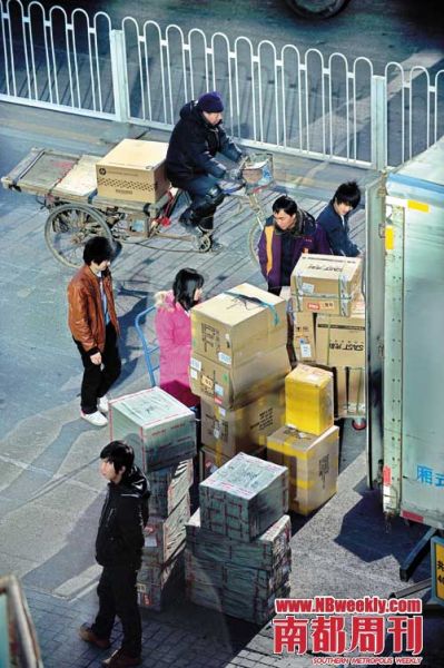 　　中关村是国内电脑及相关产业最大的市场之一，每天的物流快递十分繁忙。便出现了正规快递与个体黑快递共荣的场景。一辆改装三轮车便可以从事送货服务，并且他们也有自己的送货单据。 摄影_刘浚
