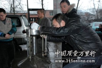  计量所工作人员现场测量。