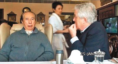 赌王与高国骏对话时，身穿白色外衣的四太梁安琪曾在两人背后经过。律师高国骏提供片段