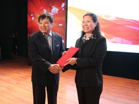 中企联宣委会秘书长迟惠玲（右）向陕鼓董事长印建安颁发证书