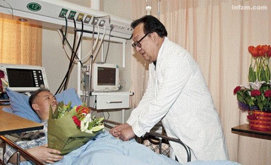 　　“险些致命”的医生丁宝芳在重症监护室接受领导探望。网友发现其背后的重症监护仪是关闭着的。 (请图片作者与本报联系/图)