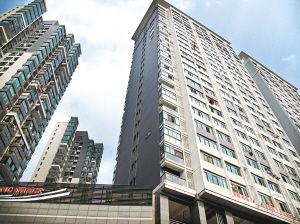 图为汉口闹市一处楼群 胡伟鸣 摄