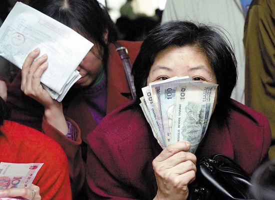 养老金“双轨制”历行多年，面临改革 (资料图片，侯恕望摄)