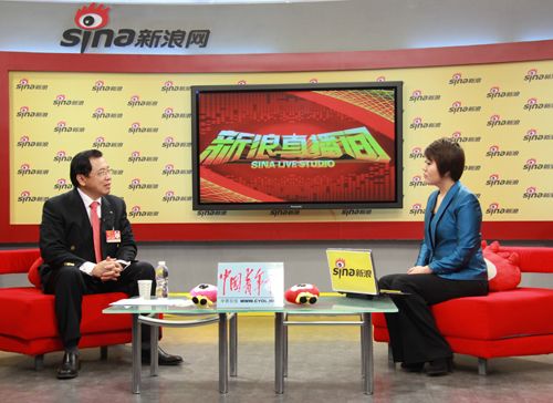 　　全国人大代表、TCL集团董事长李东升作客新浪，跟网友分享两提案。上图左起李东升、新浪财经主持人权静。（来源：新浪网）