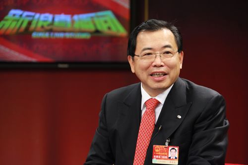 全国人大代表、TCL集团董事长李东升作客新浪，跟网友分享两提案。（来源：新浪网）