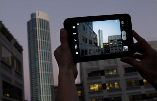图为三星推出的Galaxy Tab平板电脑，这是使用Android系统并试图挑战苹果iPad地位的众多产品之一