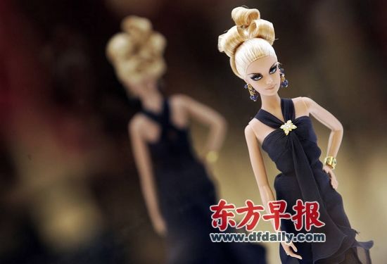 　　淮海路芭比旗舰店，昨天玻璃门内竖着一张告示牌，仅提示暂停营业1天，实则整体关闭。 早报记者 王辰 图