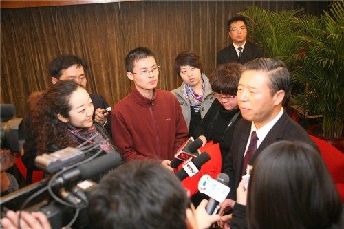 (全国人大代表伊春市委书记许兆君接受媒体采访)