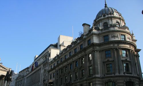 　　卡扎菲家族持有的伦敦金融城商业物业，是位于苏格兰银行(左)旁边的一幢，名为Cornhi ll Cheapside (图片来源：新浪财经 郝倩 摄)