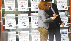 面对动辄上百万的高房价，部分市民选择“双租”方式改善居住条件。张耀波 摄