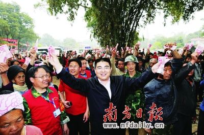 　　质疑照片三：3月16日，陈光标在云南盈江地震灾区行善时，他让受灾群众一起手举200元捐款合影的行为，再惹争议。CFP供图