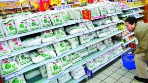 民以食为天。图为一位深圳市民日前在超市选购面粉。(资料图片)深圳商报记者 张小禹 摄