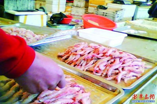 市场上看上去又鲜又亮的立虾，有的竟是用药水泡出来的。