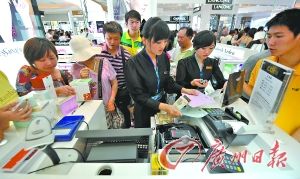 顾客在三亚免税店内办理购物手续。