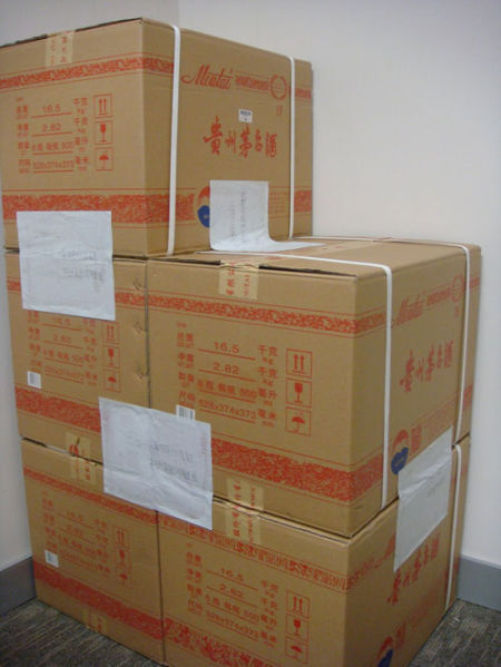 　　鲁广余购买和出售高档酒的票据 人民网记者王静摄