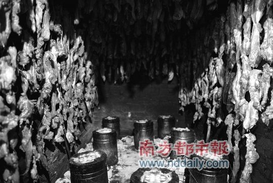 作坊内，腊肉由工业用盐、敌百虫腌制，蜂窝煤球熏烤。 