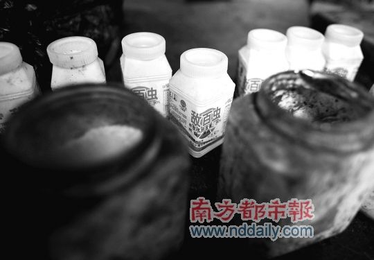  作坊内摆放着敌百虫和着色剂。