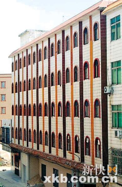 位于高州石鼓镇南区南隆街15号的这栋楼房，被曝低价售出。阮剑华/摄