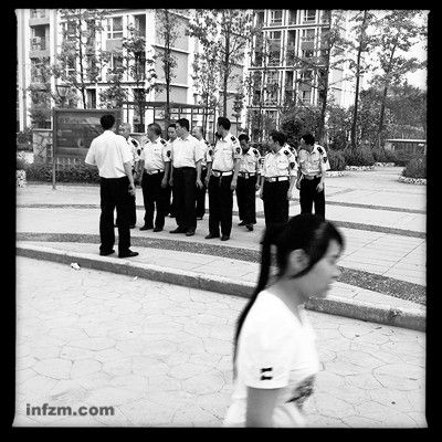 在学生工们“实习”的厂区，总有大量保安在巡逻