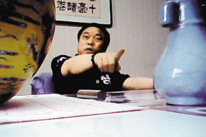 记者从北京潘家园旧货市场以280元购得的瓷器“器形靠谱，有品相、有卖相”“起拍价怎么也得5万块”(6月3日摄)。新华社发 