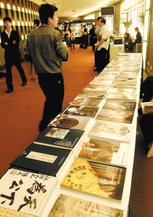 北京保利2011春季艺术品拍卖会场外，各种拍品图录琳琅满目(6月3日摄)。新华社发