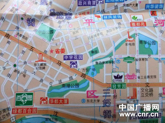 2002年版的沈阳购房家装指南地图上，“中宇花园”已经被标注出来。(中国之声记者 白宇/摄)