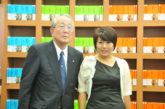 稻盛和夫和主持人权静合影