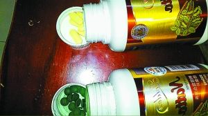 　　昨天，马先生向记者展示了这两瓶同样包装、颜色和形状却完全不同的药片。 深圳商报记者 　张亦萌 摄