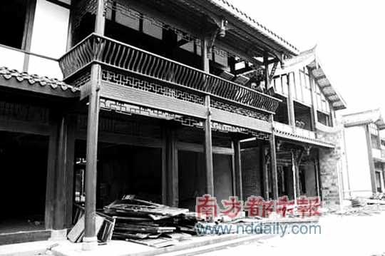 2011年3月20日，大慈寺历史文化街区仿古建筑正在拆除。 中央人民广播电台
