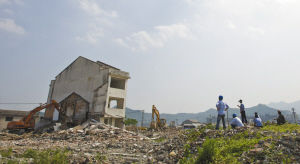 图为瓯海区南白象街道南湖地块“拔钉清障”行动现场(资料图片)。
