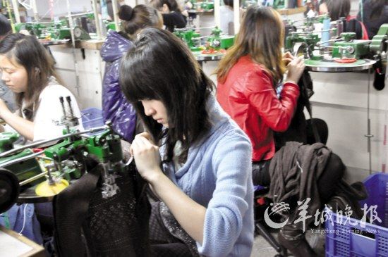 　缝盘工人在专心地缝制织片