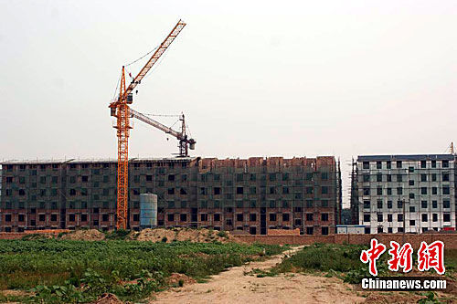 尚未办理建筑规划许可证、施工证的楼盘正在施工。侯伟胜 摄