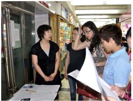 （图为中体倍力受害会员正在咨询维权信息）