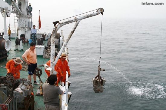北海监测中心监测人员采集水样。 (国家海洋局北海分局/供图/图)