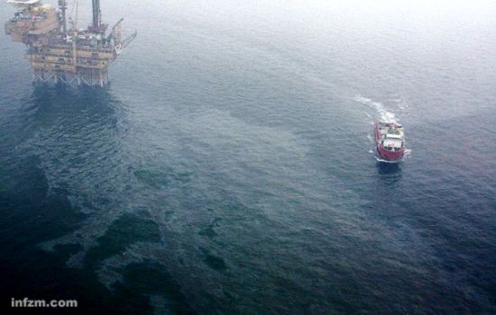 海洋石油252船赴蓬莱19－3油田C平台油带。 (国家海洋局北海分局/供图/图)