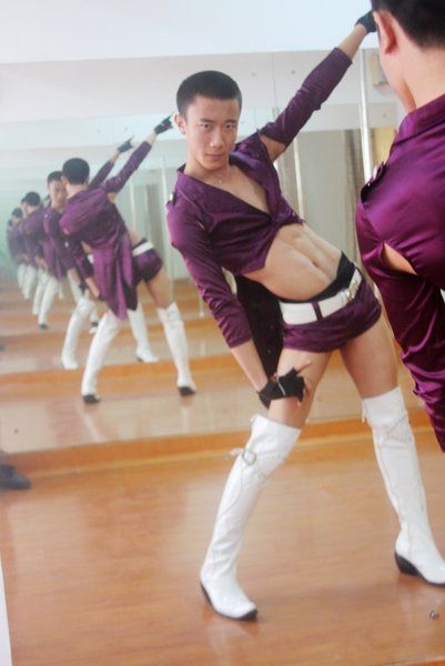 小伙跳钢管舞谋生