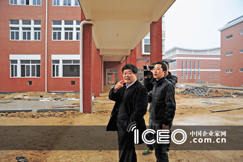2011年3月，曹董带着来采访的记者参观建设中的福清高山中学（后改名德旺中学）