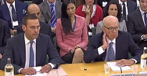 　　2011年7月19日，传媒大亨默多克(右)与儿子詹姆斯(左)就新闻集团旗下报纸窃听事件在伦敦接受议会问询