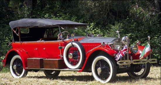 图为即将拍卖的1925年劳斯莱斯古董车。