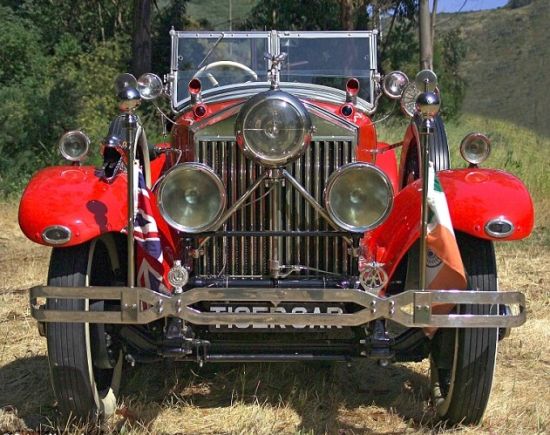 图为劳斯莱斯古董车正面照。