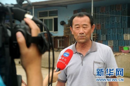 　　7月26日，河北省乐亭县一名遭受损失的扇贝养殖户在接受新华社记者采访。新华社记者巩志宏摄