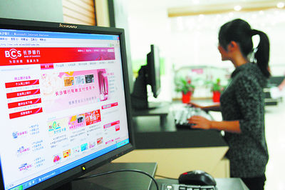 　　电子银行渠道费率相比柜台更优惠。理财师建议，准大学生和家长们不妨尽量选择电子银行渠道办理异地存取款。陈飞 摄