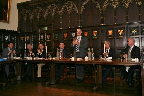 　　牛津大学校长Andrew Hamilton教授在牛津欢迎晚宴上致欢迎辞。从左至右：校友代表富春控股集团有限公司董事长张国标校友、牛津大学副校长、St. John's 学院院长、英国统计局主席Michael Scholar爵士、校友代表迈瑞医疗国际股份有限公司董事长兼首席执行官徐航校友、中欧国际工商学院院长助理兼中欧基金会秘书长葛俊先生、牛津大学校长Andrew Hamilton教授、中国社会科学院世界经济与政治研究所前所长、研究员、中欧国际工商学院访问教授余永定博士、牛津大学教授、苏格兰政府及议会秘书长John Elvidge爵士。