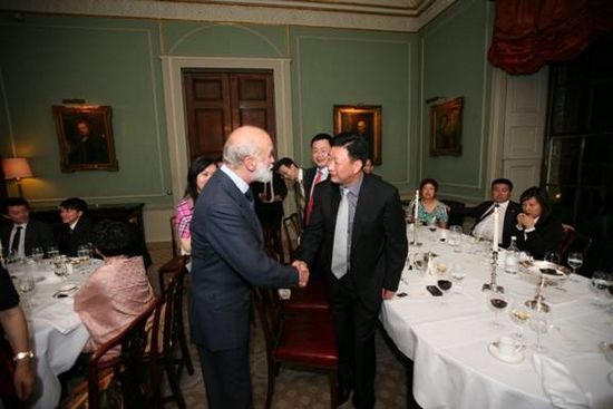 出席晚宴的英王室肯特郡麦克亲王夫妇与中欧CEO代表团成员亲切握手并交流